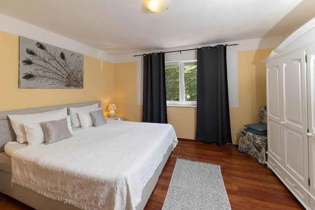 Apartments In Tribalj 41650